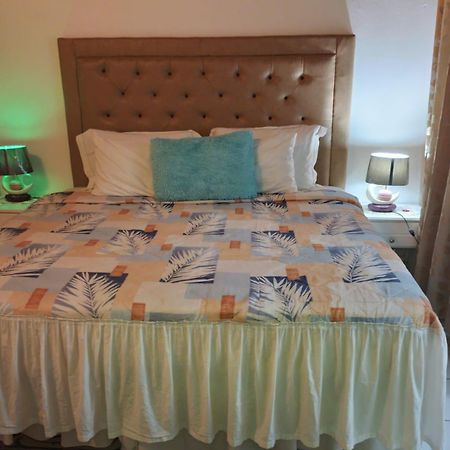 Pink Hibiscus Bed And Breakfast มอนเทโกเบย์ ภายนอก รูปภาพ